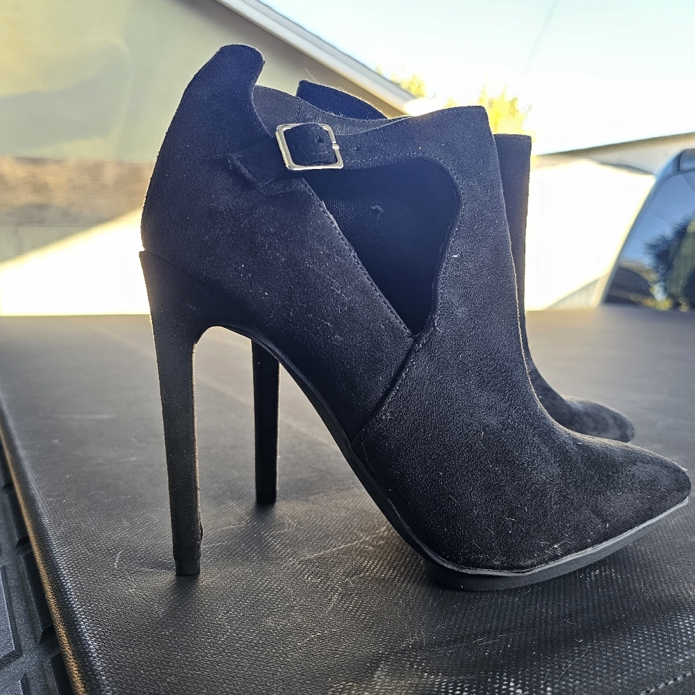 Muchael.Antonio Black Stiletto Heels 7.5 NWOB